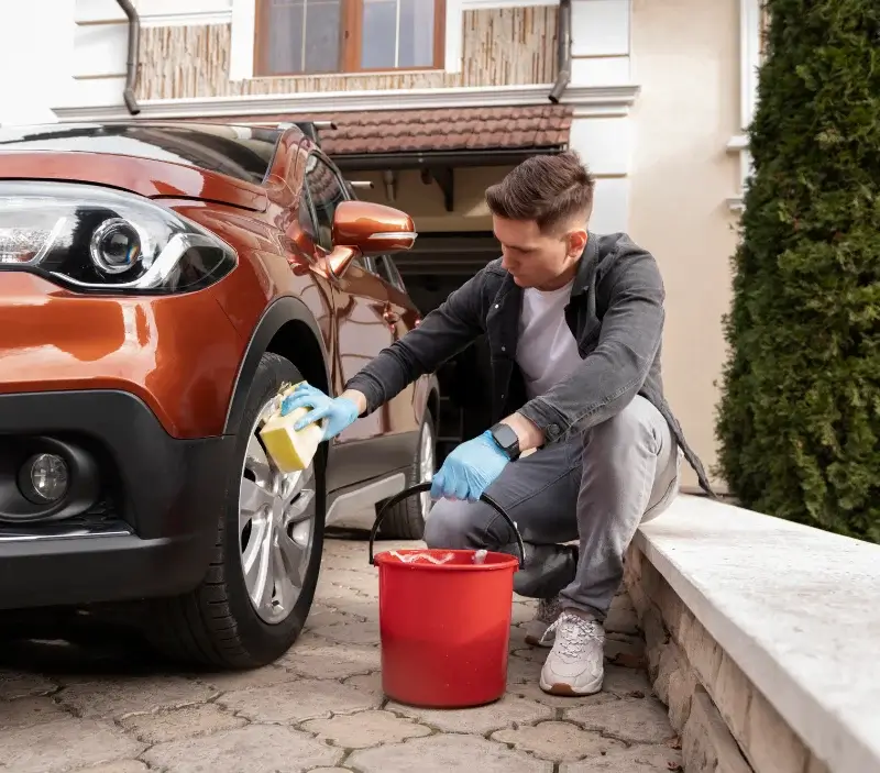 Lavage auto à domicile Saint-Denis-d'Orques : professionnel intervenant sur un véhicule